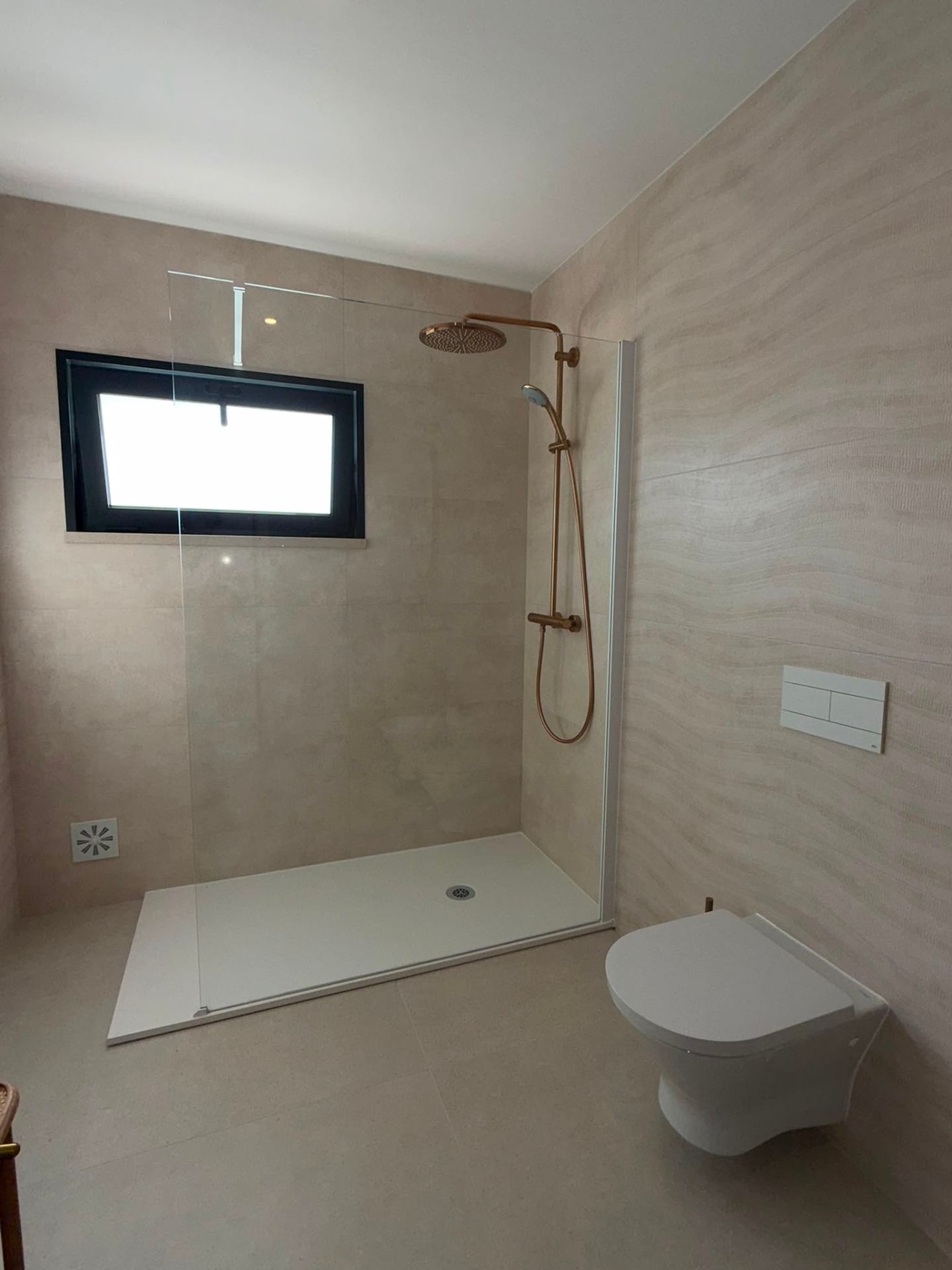 Walk-in douche met zwevend toilet en bronzen kraanwerk