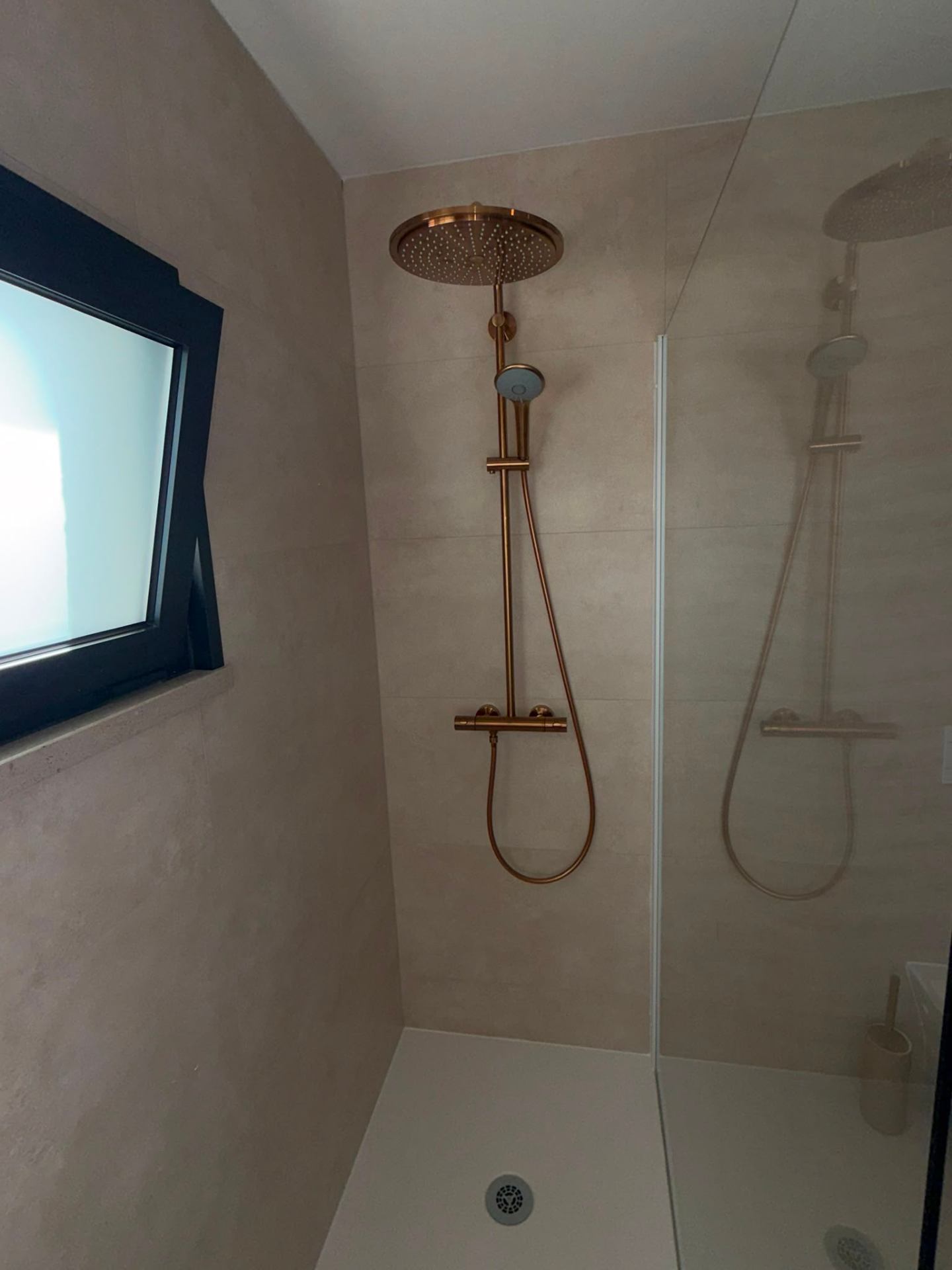 Walk-in douche met bronzen regendouche en daglicht