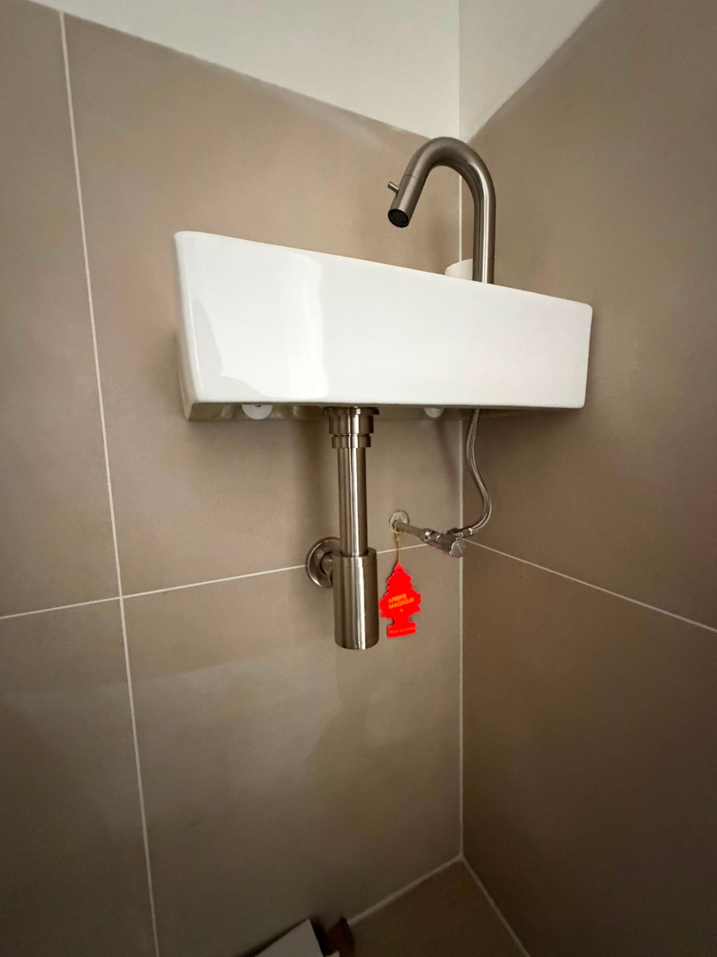 Strak fonteintje met RVS kraan in toilet